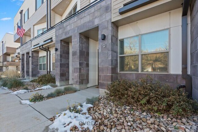 Building Photo - Beautiful Two Bedroom Townhome in Denver -...