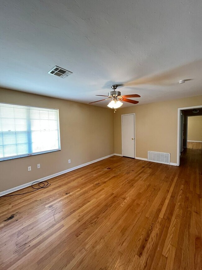 Building Photo - 3617 N Drexel Blvd