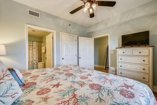 Building Photo - 9860 S Thomas Dr