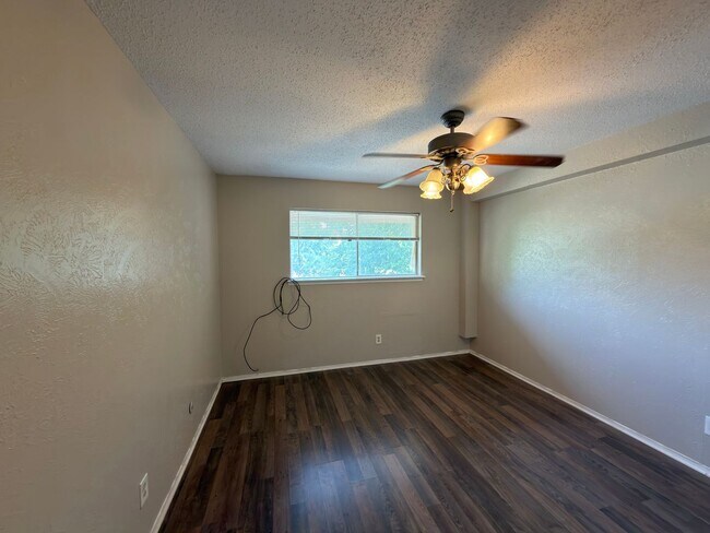 Building Photo - 358 Valley Park Dr