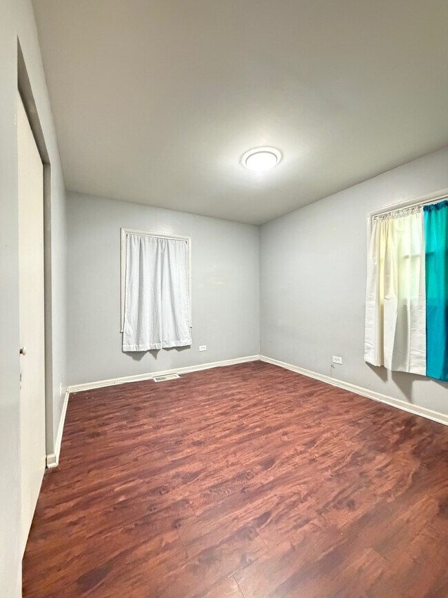 Building Photo - 450 E Mulberry Ct