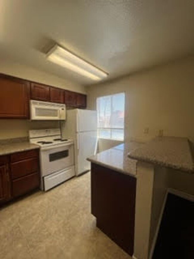 Building Photo - 2 Bedroom Condo located at Bella Vita!!