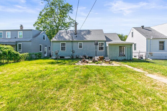 Building Photo - Charming 3Bedroom/2Bath