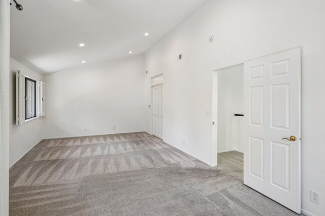 Building Photo - Luxury 3-Level Townhome in Highly Desirable Sharon Heights Neighborhood