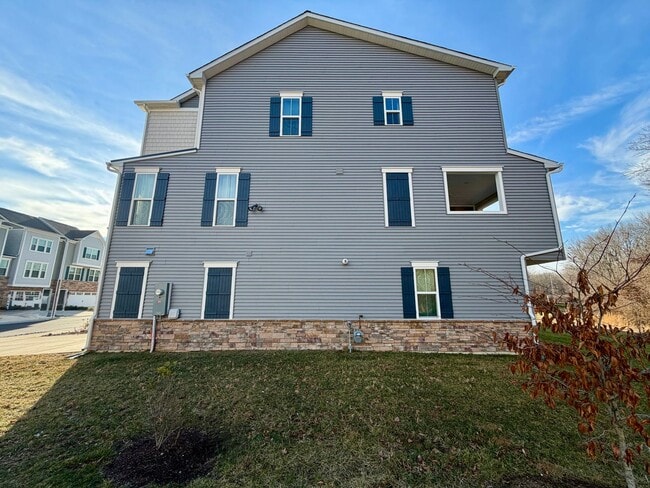 Building Photo - Welcome to the Village at Pine View!