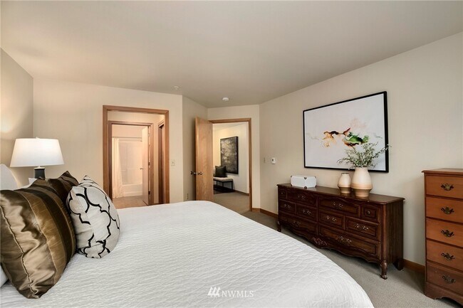 Building Photo - 827 Hiawatha Plz S