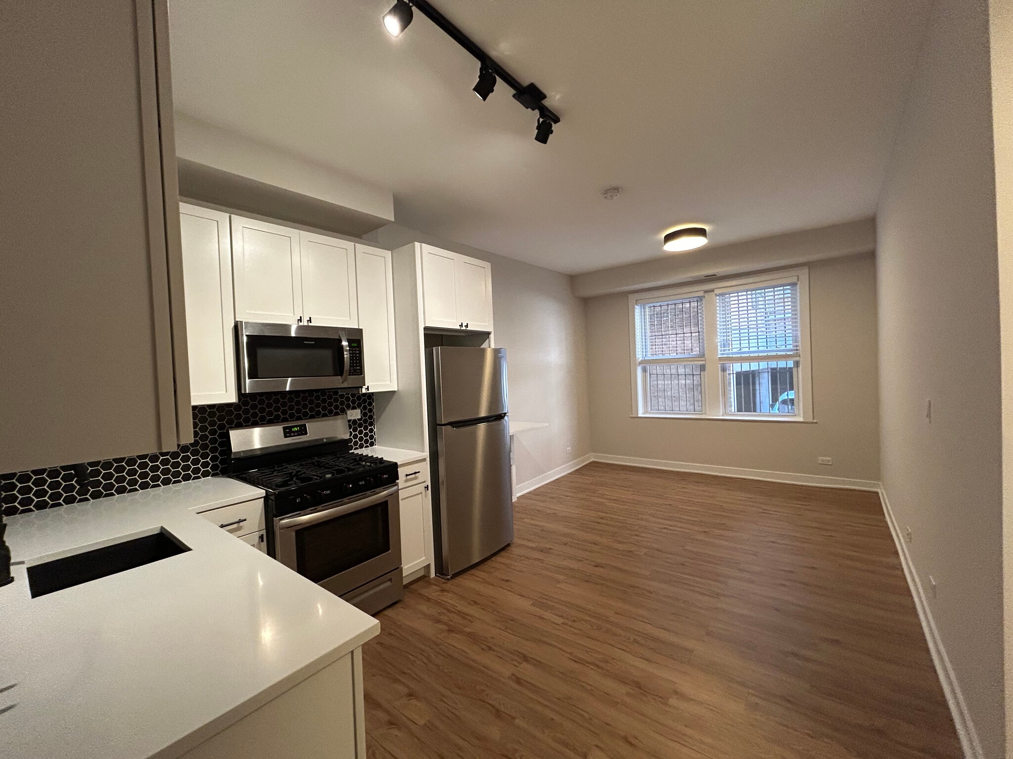 Building Photo - 648 W Wrightwood Ave