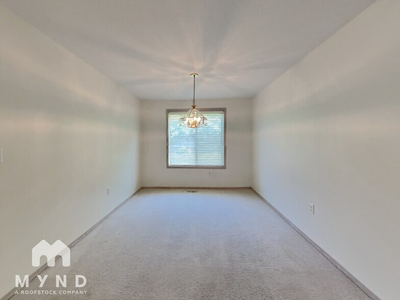 Building Photo - 3711 SE Sunrise Dr