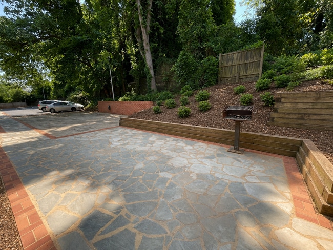 Building Photo - STUDIO APARTMENT LEASING AUGUST 9TH 2026! 1/2 DEPOSIT SPECIAL