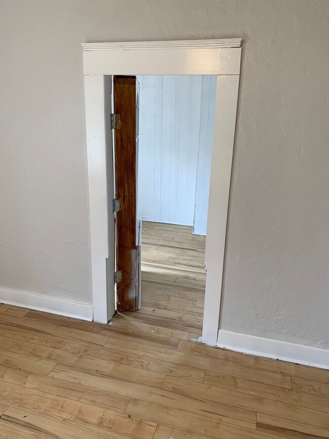 Building Photo - Secret room with 3 bedroom 1 bath deck and...