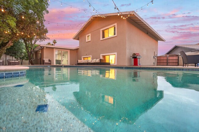 Building Photo - 5747 N 48th Ln