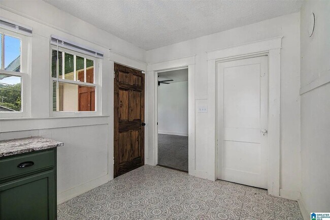 Building Photo - Charming Craftsman Bungalow in South East ...