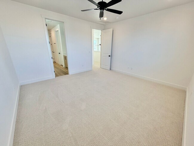 Building Photo - Desert Color 4 Bed Home!