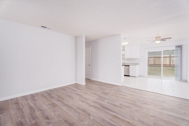 Building Photo - 6037 N Haven Dr