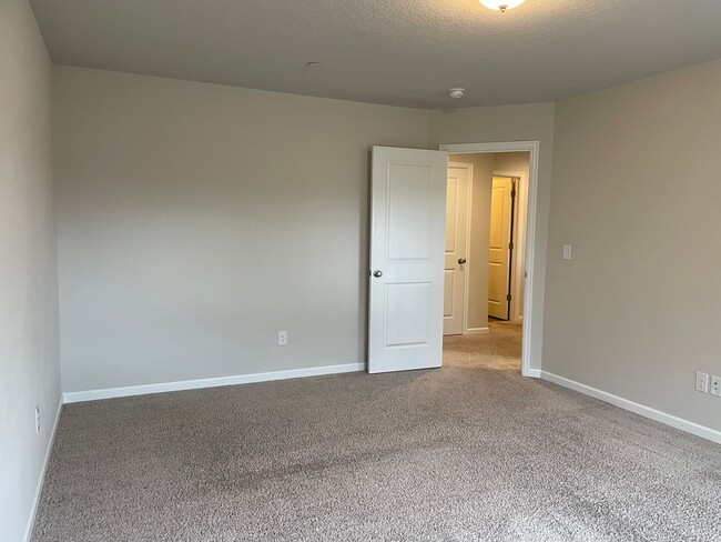 Building Photo - Beautiful 4 Bedroom 2.5 Bath Home Located ...