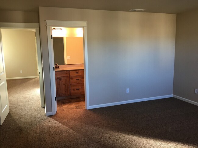Building Photo - Gorgeous Newer Townhouse in NE Bend
