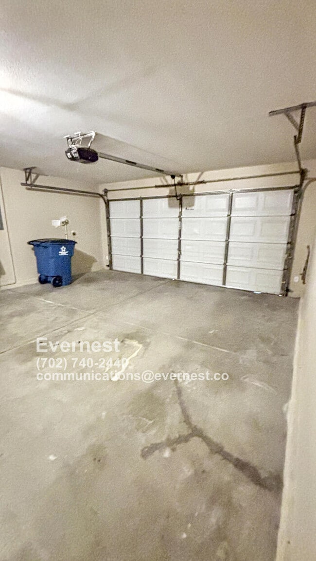 Building Photo - Lovely 3-Bedroom Home with Fireplace and M...