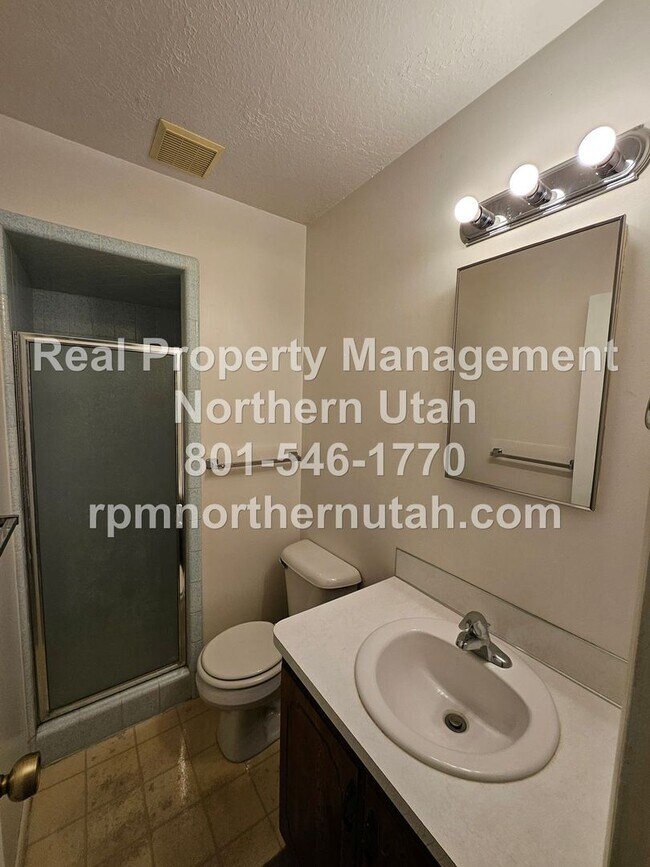 Building Photo - Stunning 5 Bedroom Home in Kaysville Now A...