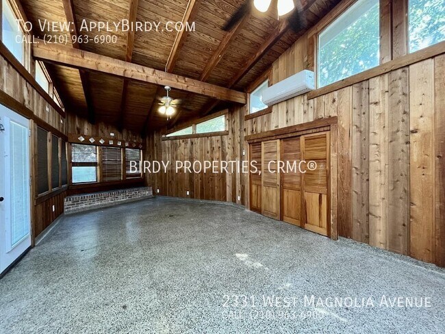 Building Photo - **3 Bed, 2 Bath Home with Detached Garage/...