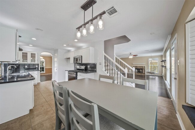 Building Photo - 16731 Creek Trail