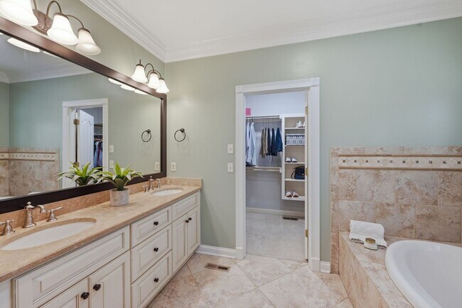 Building Photo - 1733 Carriage Ct