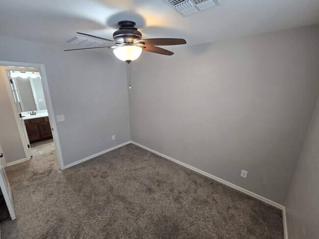 Building Photo - 950 S Wallrade Ln