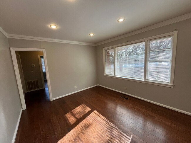 Building Photo - Move In Ready!! Cozy Brick Home, in North Columbus. Located off of Airport Thruway!! HAPP Accepted.