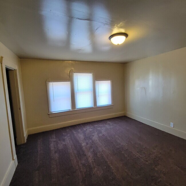 Building Photo - Near NW-Riverside 4BR/2BA House for RENT!