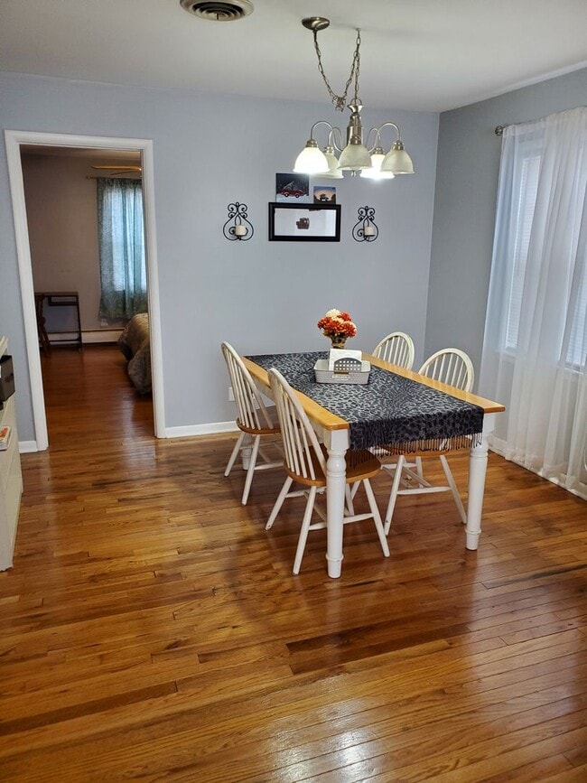 Building Photo - Immaculate 3BR home near parks and trails, eateries and quick highway access