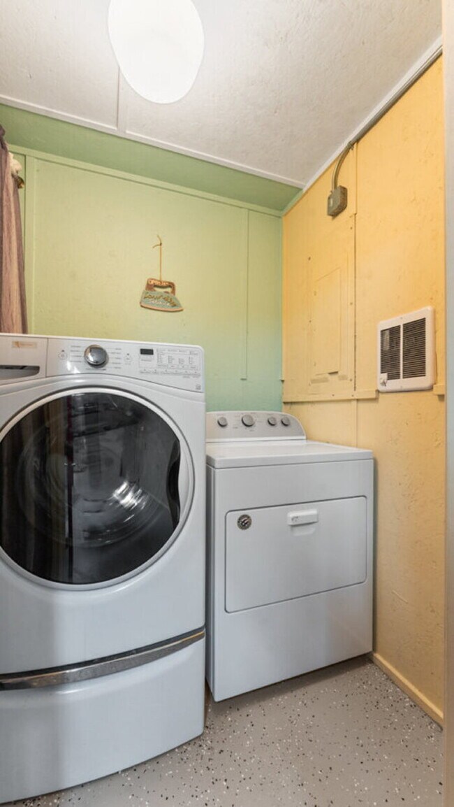 Building Photo - "Charming 2-Bed Home with Scenic Views and...