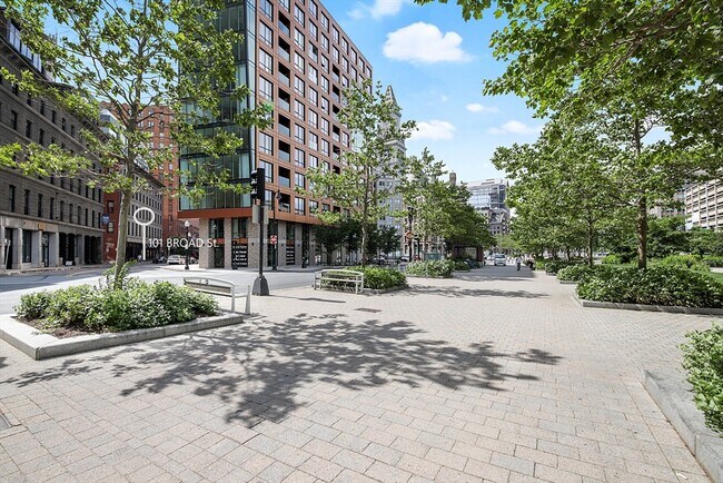 Building Photo - 99-105-105 Broad St