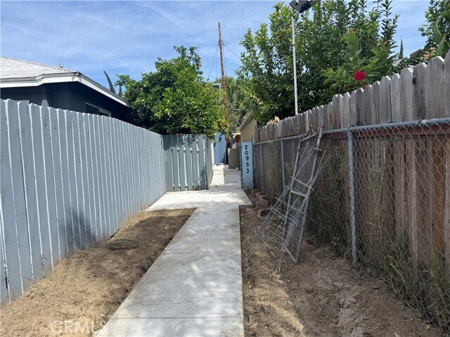 Building Photo - 20953 Saticoy St