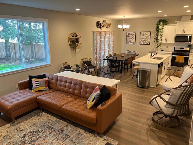 Building Photo - 2311 Quail Run Ln S