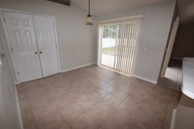 Building Photo - 1060 Dudley Dr