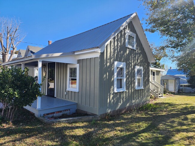 Building Photo - 1906 Edwin Kirkman Historic Home in Swansboro, NC
