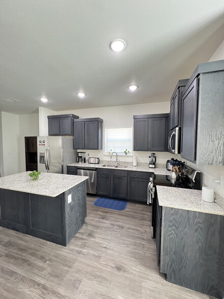 Building Photo - 1018 S Benchmark Ln