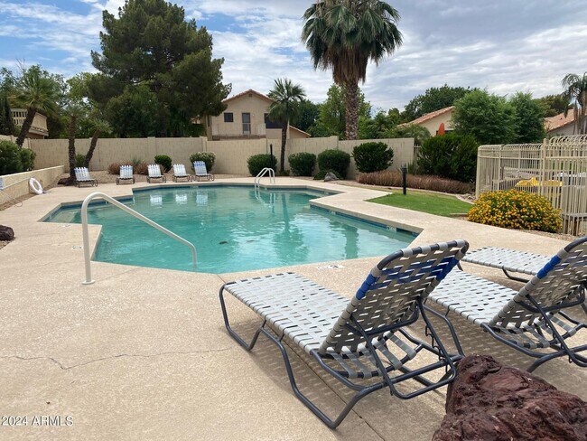 Building Photo - 11025 W Poinsettia Dr