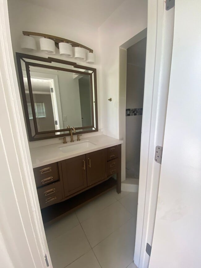Building Photo - Large house with ample parking, located in Victoria Park, close to US 1 and Broward Blvd.