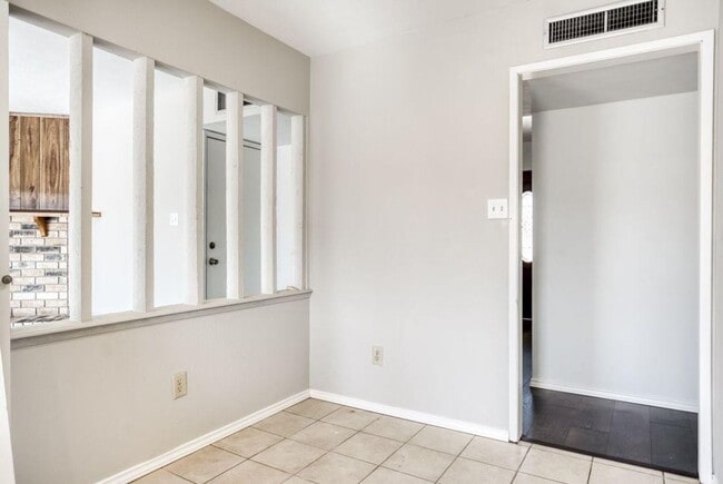 Building Photo - Location location