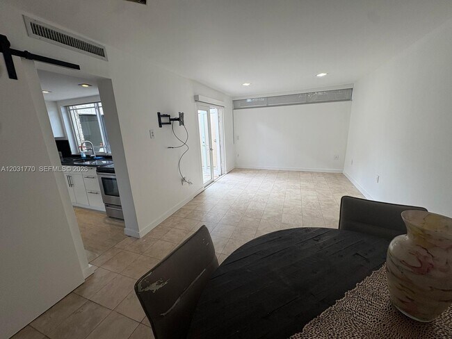 Building Photo - 15003 Coconut Ct
