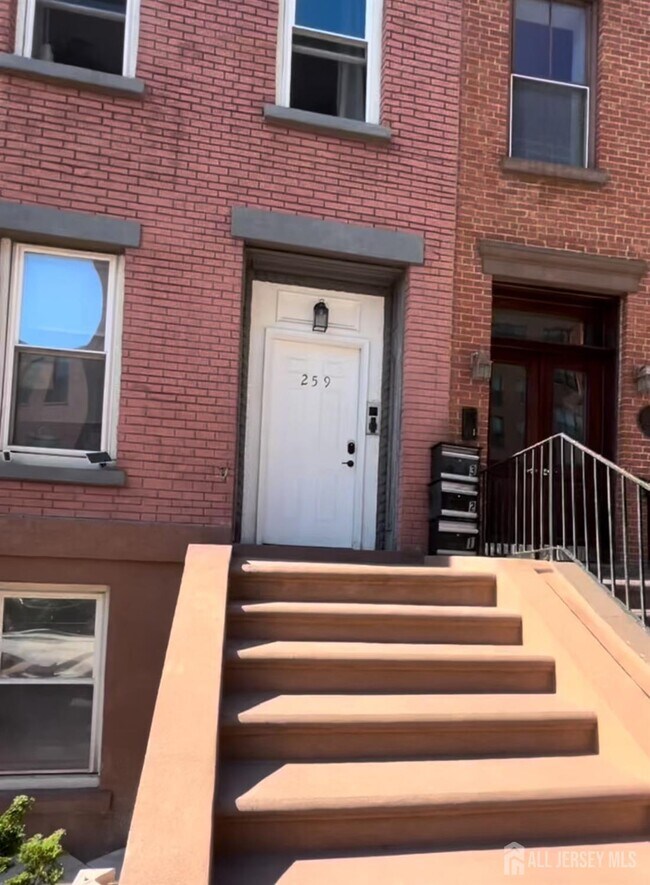 Primary Photo - 259 Grove St