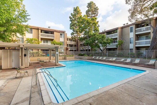 Building Photo - Dual-Master Condo Near the Beach w/ Firewo...