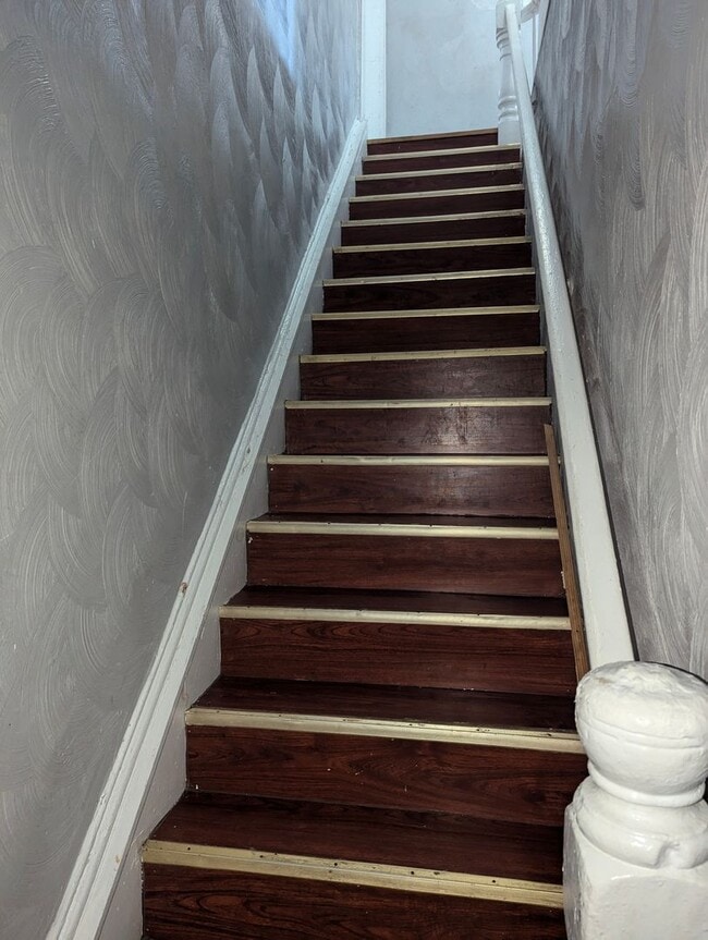 Building Photo - MOVE IN READY 4 Bedroom in the Heart of Portsmouth!