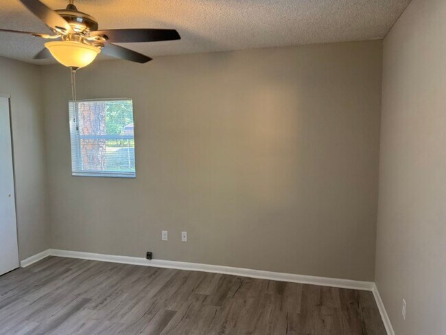 Building Photo - Home For Rent