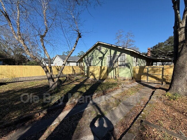 Building Photo - 110 Demouy Ave