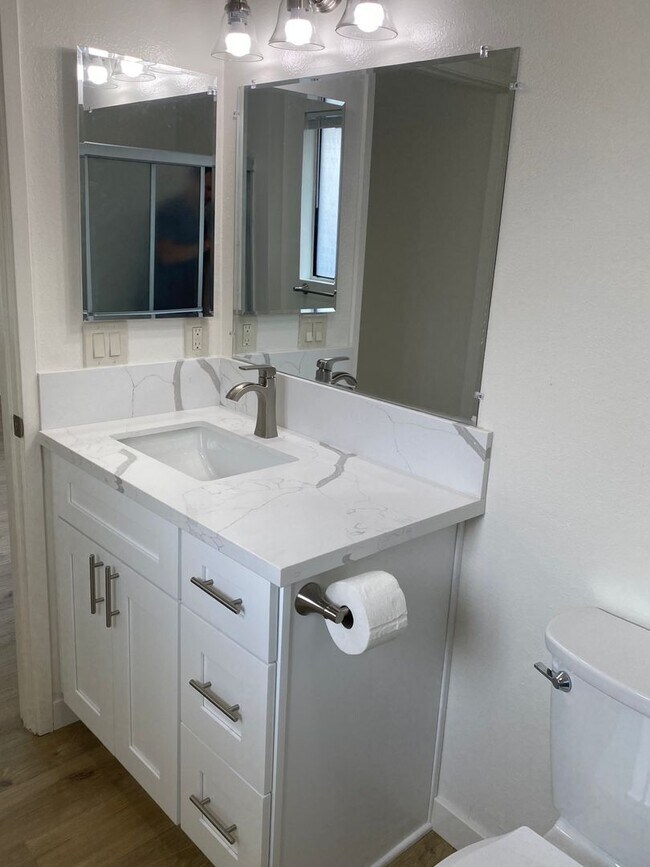Building Photo - Move-In Special! Large 2BR Condo with GARAGE