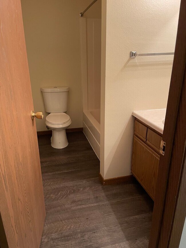 Building Photo - 4 Bedroom 2 Bathroom Apartment