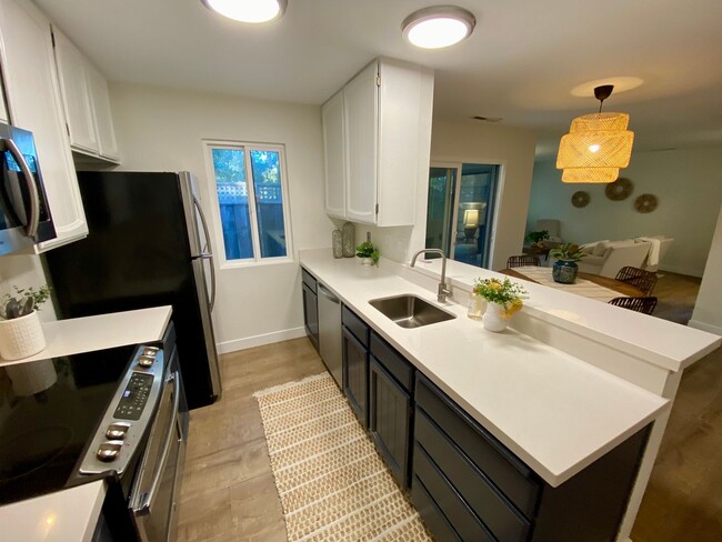 Building Photo - 124 Torrey Pine Terrace