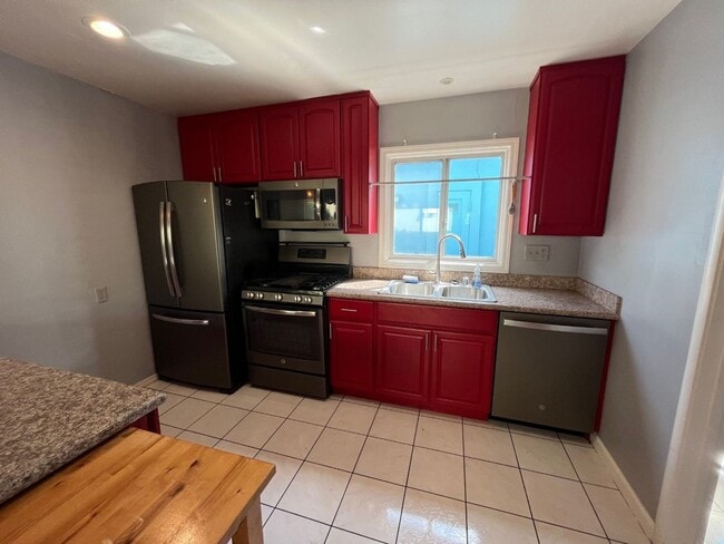 Building Photo - Three Bedroom House Available in Albany!!!