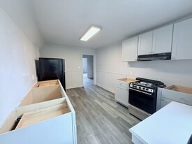 Building Photo - 20 W Stratford Ave